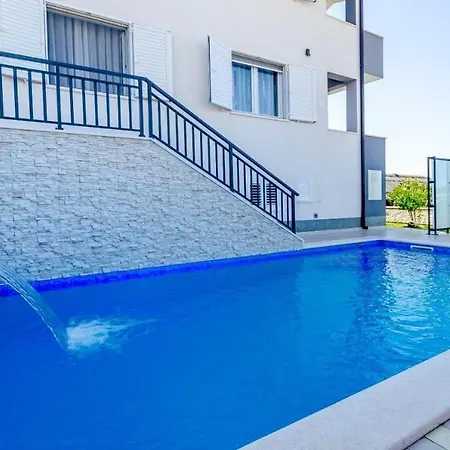 Family-friendly With Swimming Pool - Rogoznica - 24214 Ražanj